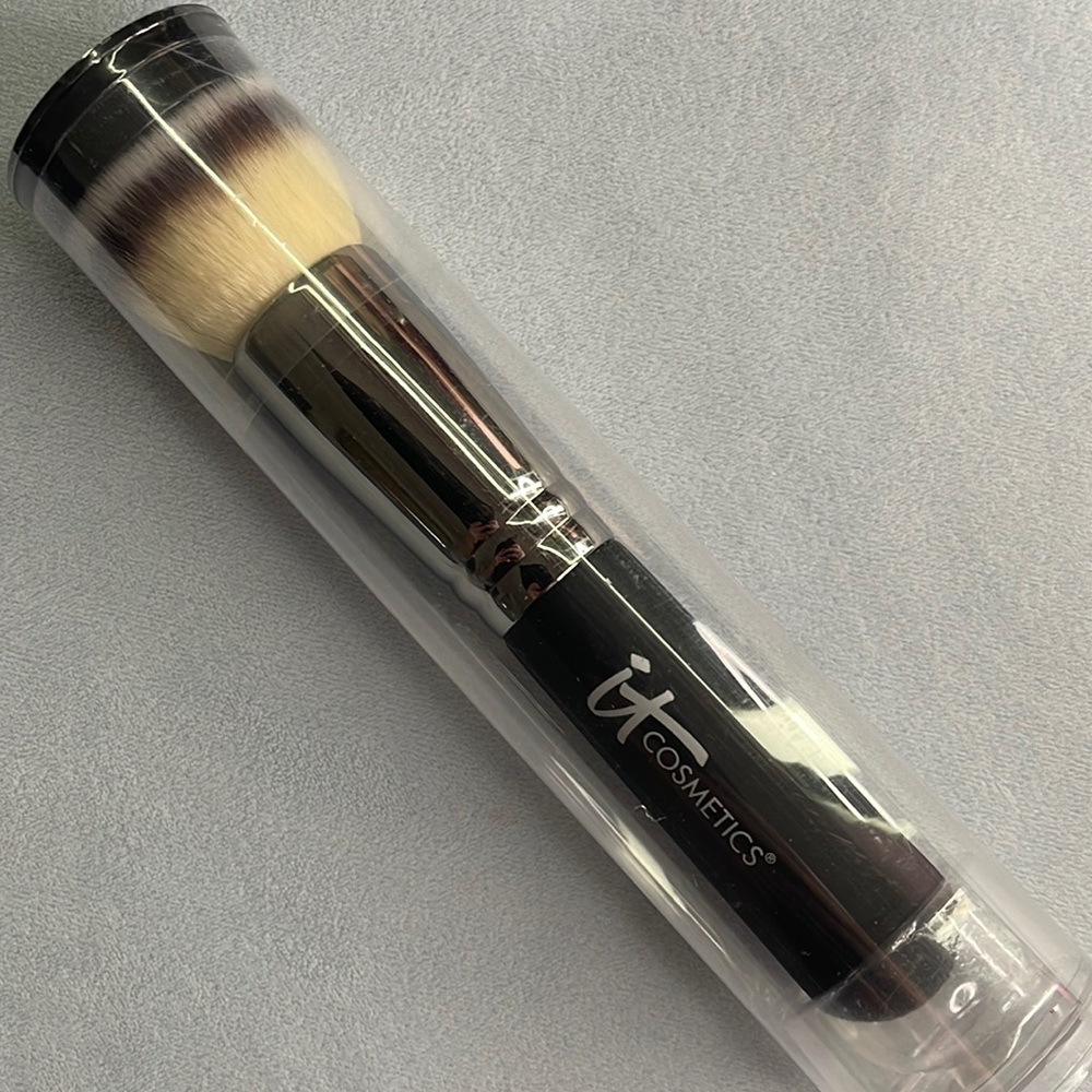 🧰 IT COSMETICS | HEAVENLY LUXE FLAT TOP BUFFING FOUNDATION BRUSH #6